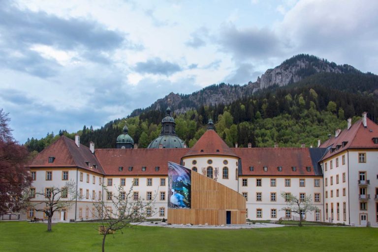 Das Referenzbild für Ausstellungsgestaltung aus der Sonderausstellung Wald, Gebirg und Königstraum – Mythos Bayern zeigt die Architektur des temporären Ausstellungspavillons.