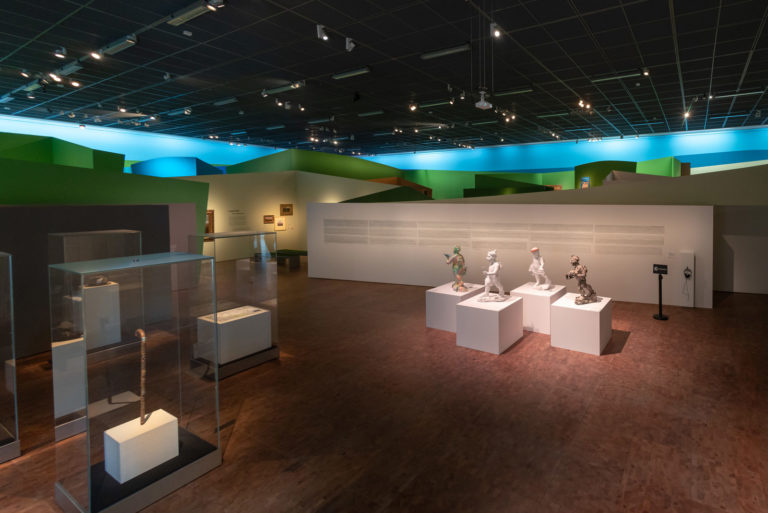 Das Referenzbild für Ausstellungsgestaltung aus der Sonderausstellung Wanderland zeigt eine Exponatpräsentation und Vitrinen.