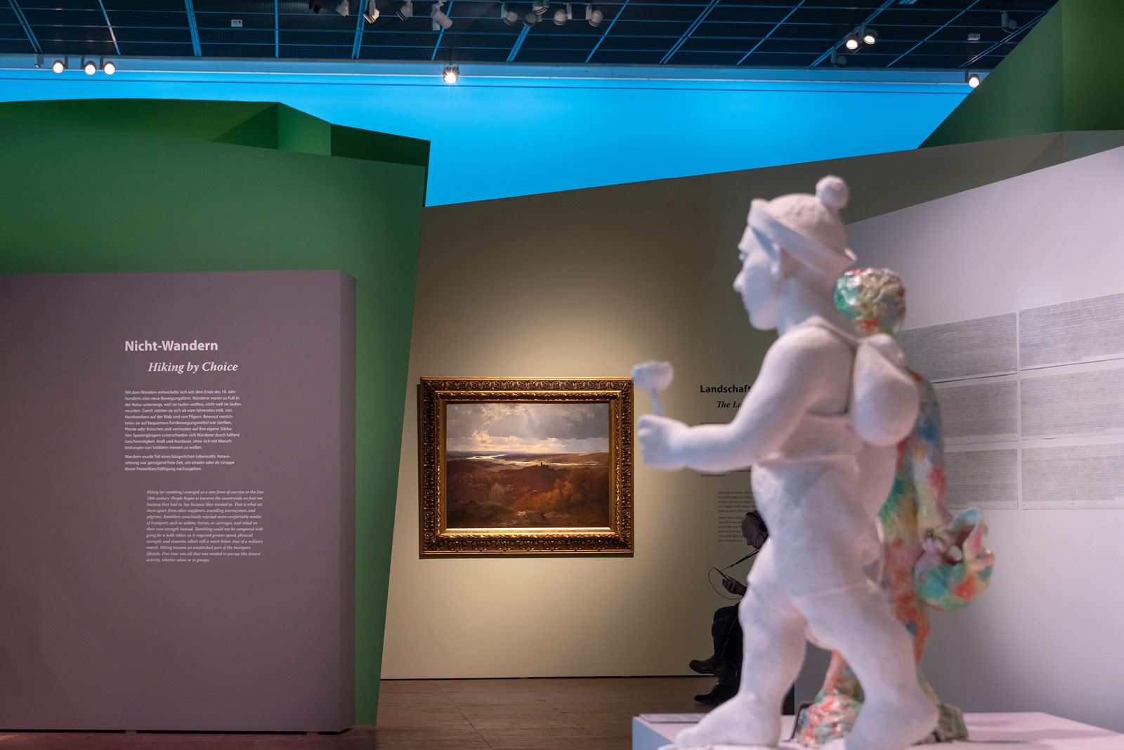 Das Referenzbild für Ausstellungsgestaltung aus der Sonderausstellung Wanderland zeigt eine für die Szenografie typische Rauminszenierung