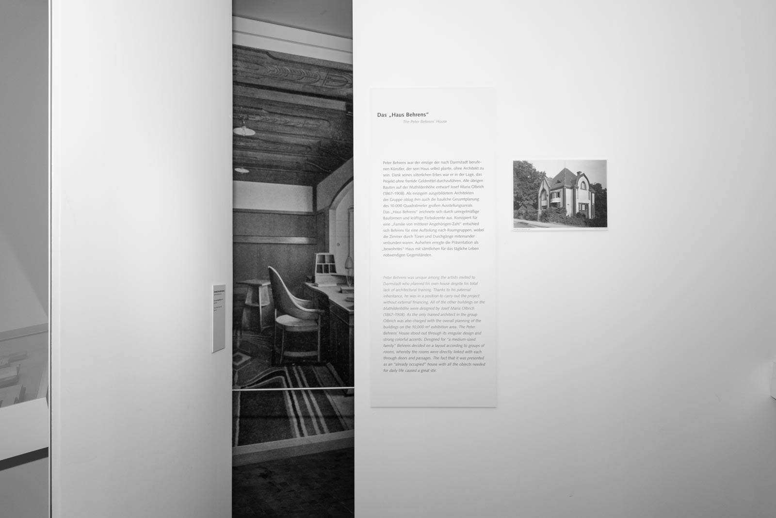 Das Referenzbild für Ausstellungsgestaltung aus der Sonderausstellung Peter Behrens. Das Nürnberger Intermezzo zeigt Raumtext.