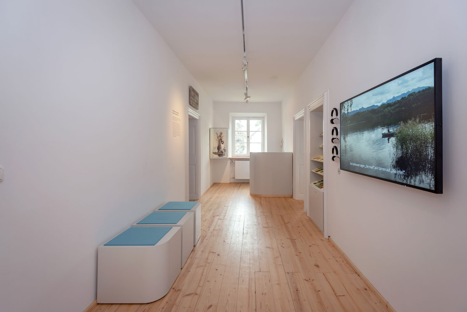 Das Referenzbild für Ausstellungsgestaltung aus der Dauerausstellung Seehausen und der Staffelsee zeigt eine Filmstation im Empfangsbereich.