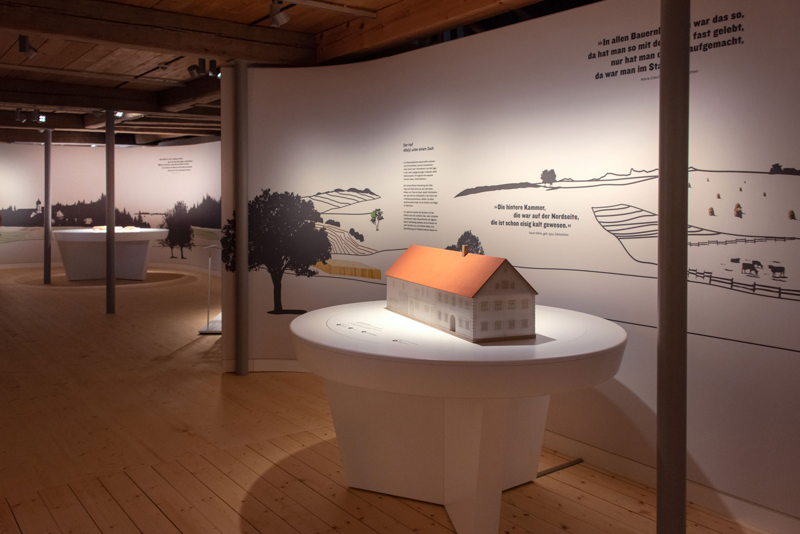 Das Referenzbild für Ausstellungsgestaltung aus der Dauerausstellung Tradition und Umbruch zeigt ein barrierefreies interaktives Modell aus der Eingangsinszenierung.
