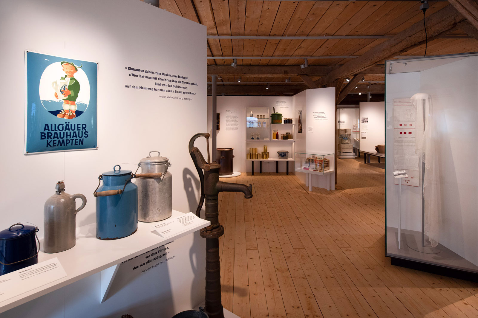 Das Referenzbild für Ausstellungsgestaltung aus der Dauerausstellung Tradition und Umbruch zeigt den Ausstellungsparcours mit einer Exponatpräsentation.