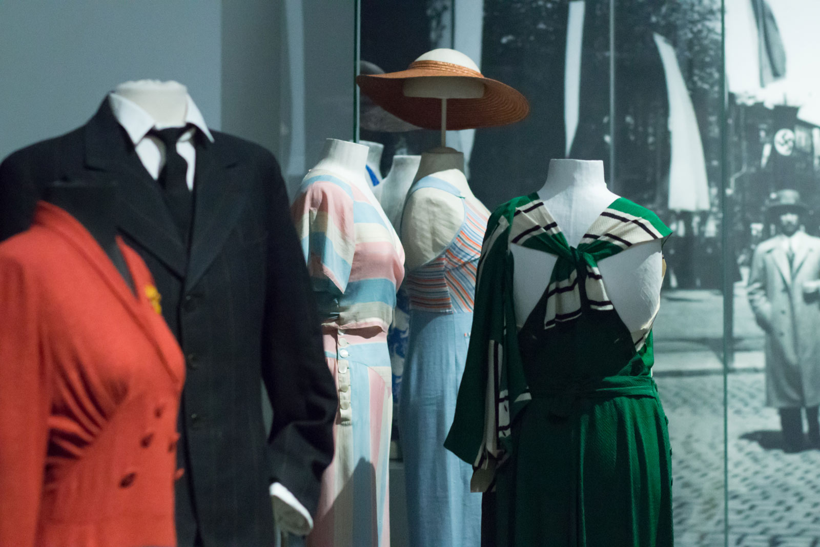 Das Referenzbild für Ausstellungsgestaltung aus der Sonderausstellung „Glanz und Grauen. Mode im Dritten Reich“ zeigt eine Exponatpräsentation in Ganzglasvitrinen.
