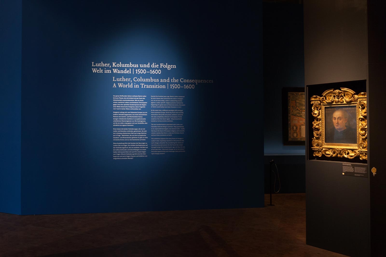 Das Referenzbild für Ausstellungsgestaltung aus der Sonderausstellung Luther, Kolumbus und die Folgen zeigt den Raumtext zum Ausstellungsauftakt.