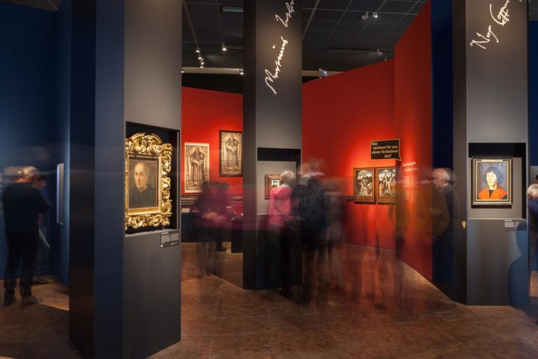 Das Referenzbild für Ausstellungsgestaltung aus der Sonderausstellung Luther, Kolumbus und die Folgen zeigt eine Szenografie.