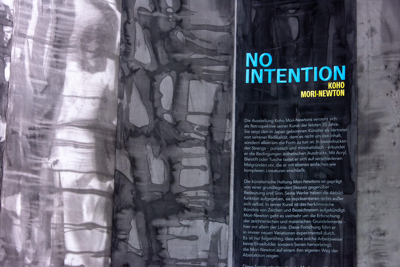 Das Referenzbild für Ausstellungsgestaltung aus der Sonderausstellung No intention: Koho Mori-Newton zeigt einen Textildruck mit dem Einleitungstext.