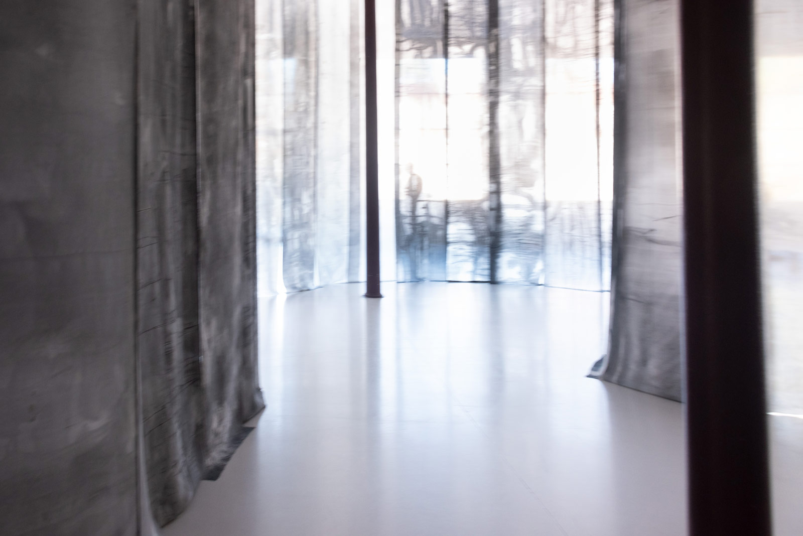 Das Referenzbild für Ausstellungsgestaltung aus der Sonderausstellung No intention: Koho Mori-Newton zeigt die Rauminszenierung, Path of Silk mit Textildruck.