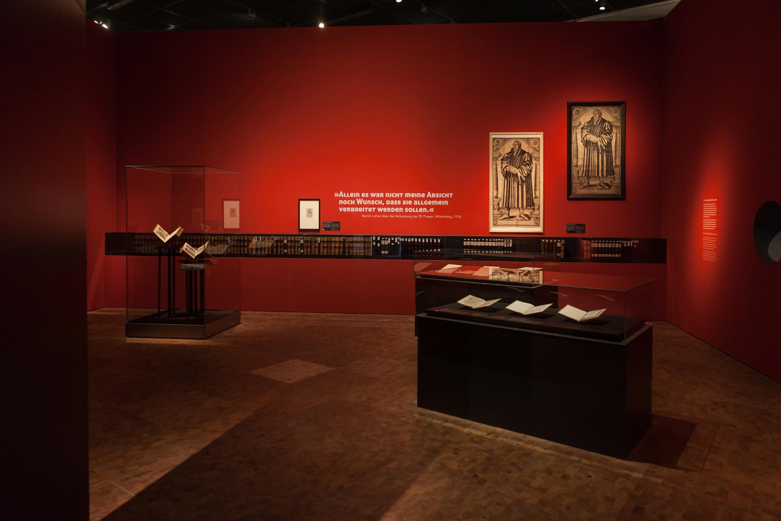 Das Referenzbild für Ausstellungsgestaltung aus der Sonderausstellung Luther, Kolumbus und die Folgen zeigt eine Szenografie mit Exponatpräsentation in Vitrinen.