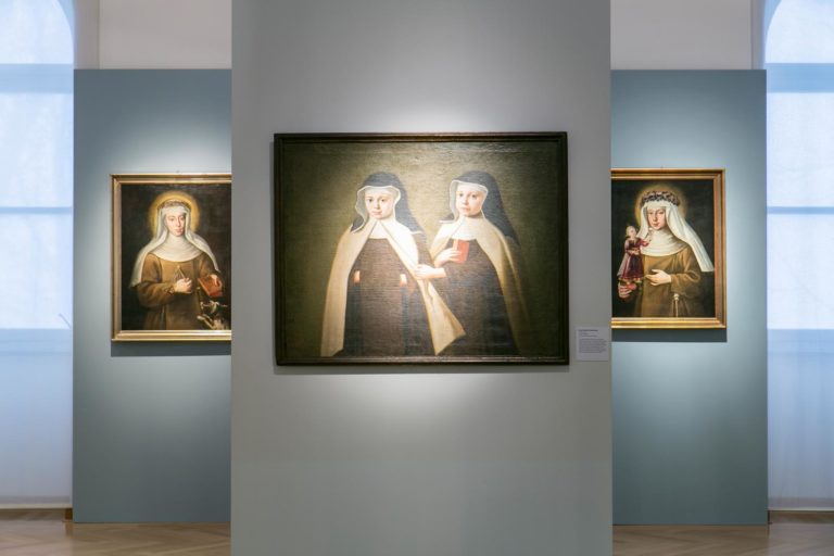 Das Referenzbild für Ausstellungsgestaltung aus der Sonderausstellung „Seelenkind: Verehrt. Verwöhnt. Verklärt.“ zeigt eine Bildergalerie.