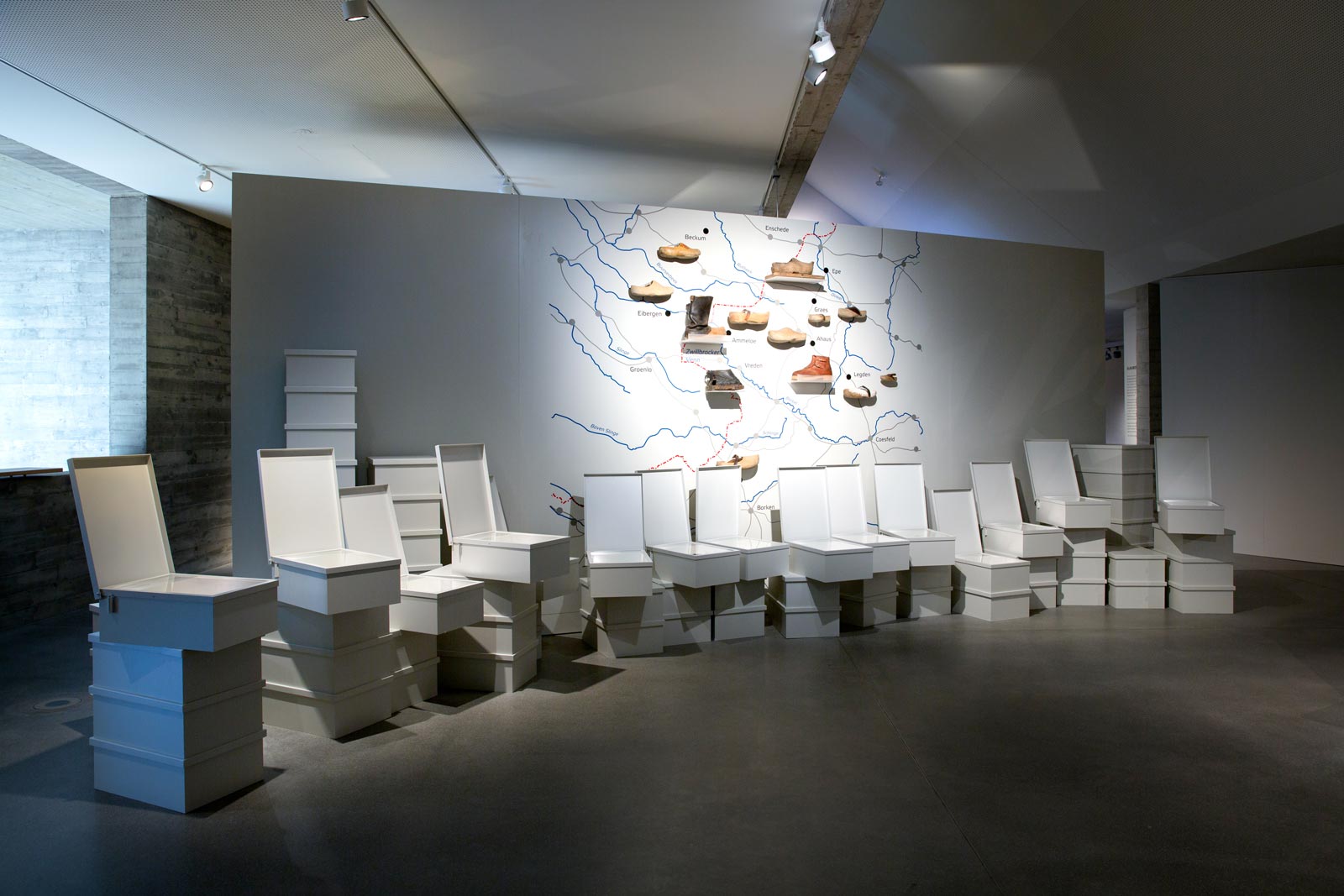 Das Referenzbild für Ausstellungsgestaltung aus der Dauerausstellung Grenze zeigt eine Hands-on-Station mit Holzschuhen.