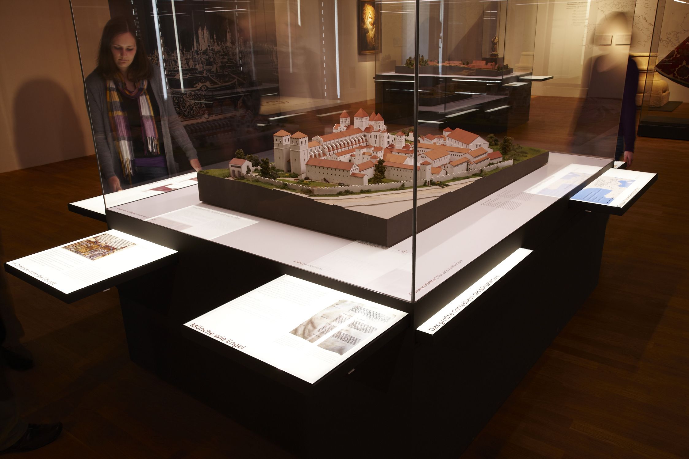 Das Referenzbild für Ausstellungsgestaltung aus der Dauerausstellung „Eingetreten – 1700 Jahre Klosterkultur“ zeigt eine Hands-on-Station mit Infografik.