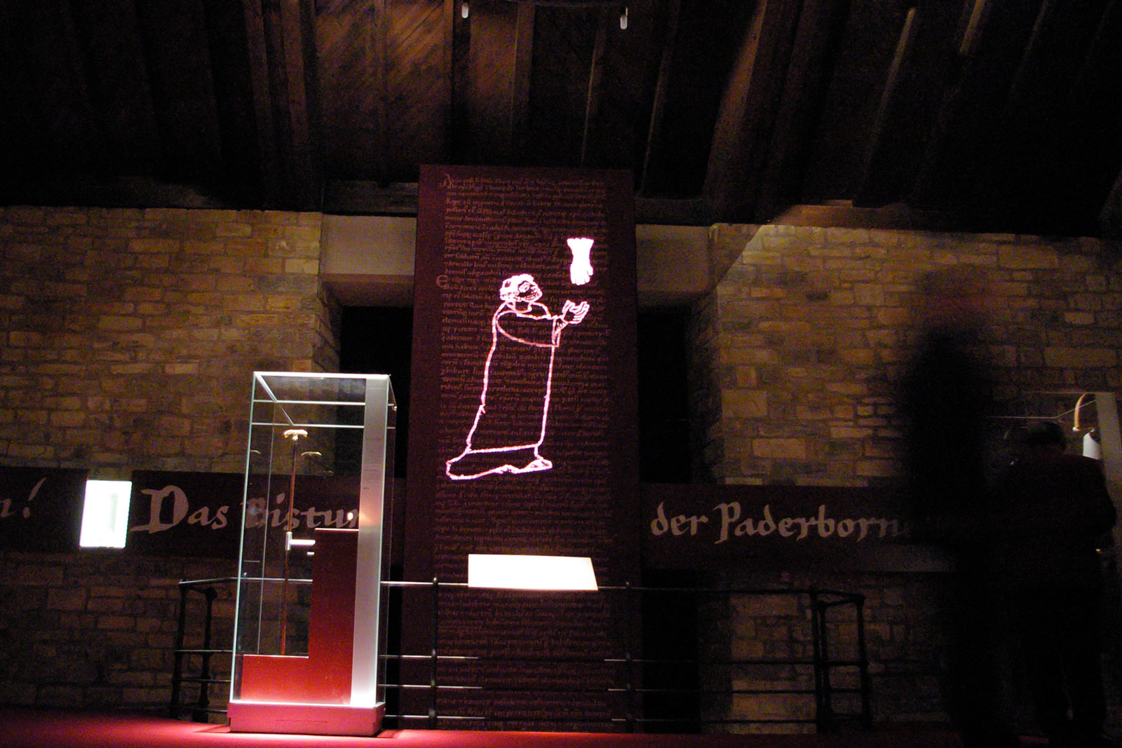 Das Referenzbild für Ausstellungsgestaltung aus der Sonderausstellung „Für Königtum und Himmelreich“ zeigt eine Projektion.