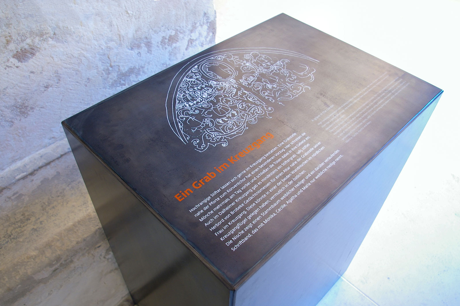 Das Referenzbild für Ausstellungsgestaltung aus der Dauerausstellung „Eingetreten – 1700 Jahre Klosterkultur“ zeigt eine Infostation.