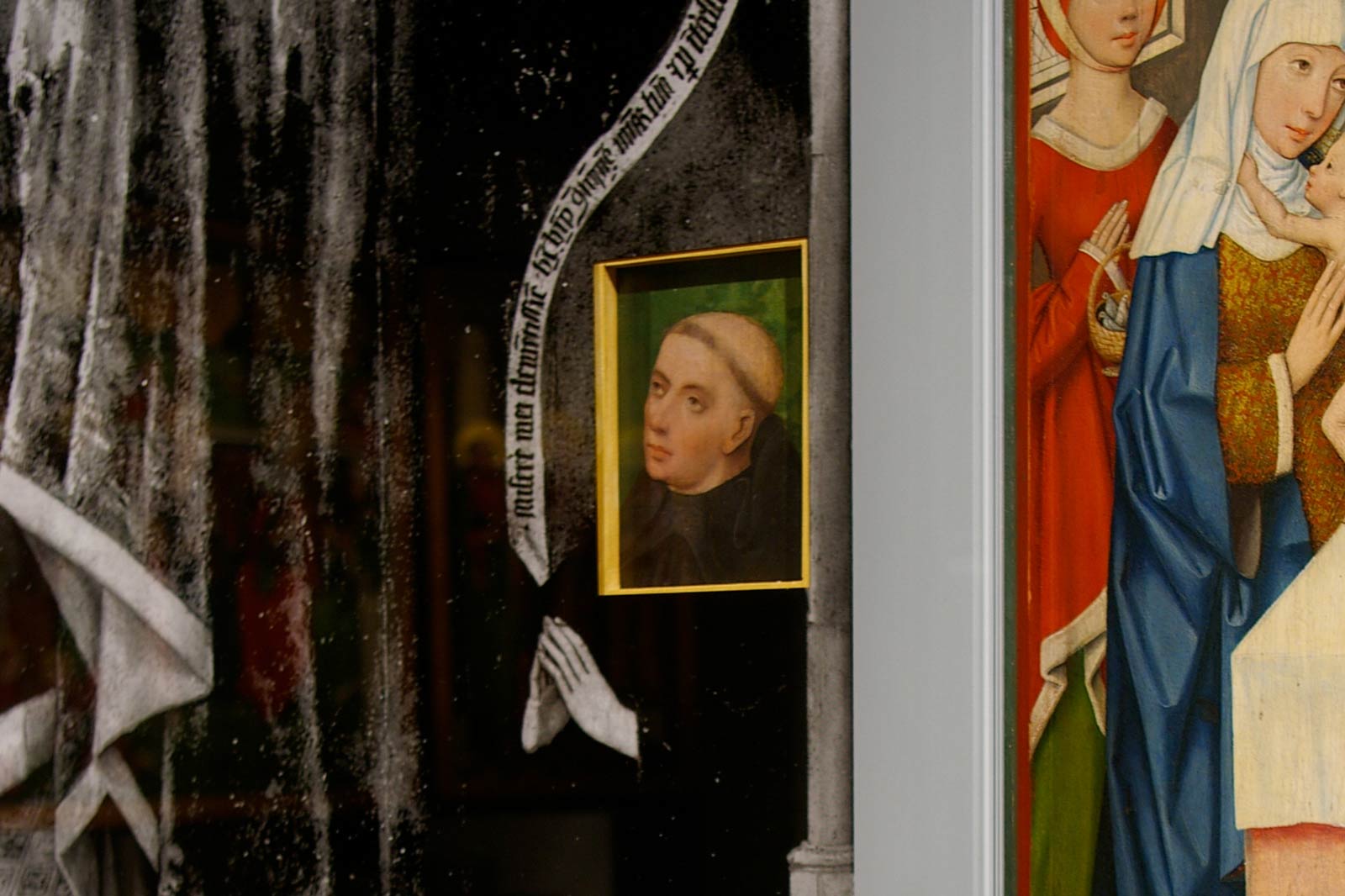 Das Referenzbild für Ausstellungsgestaltung aus der Dauerausstellung „Eingetreten – 1700 Jahre Klosterkultur“ zeigt eine Exponatpräsentation.