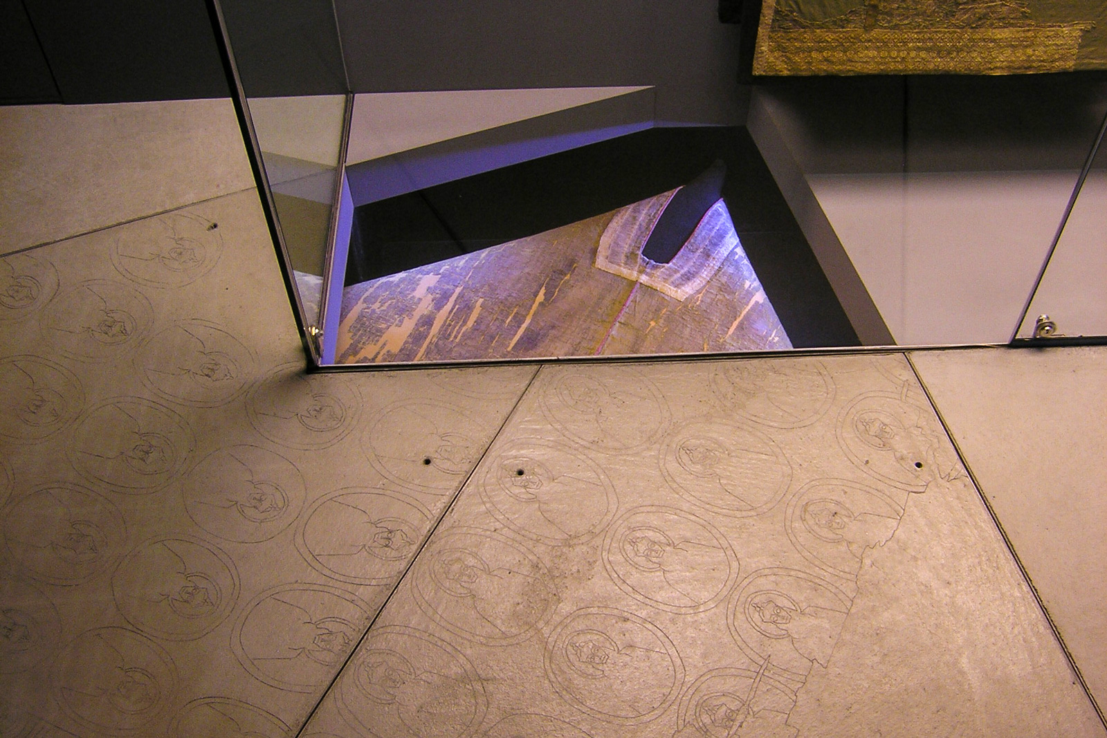 Das Referenzbild für Ausstellungsgestaltung aus der Dauerausstellung „Die Heiltumskammer“ zeigt eine Vitrine mit Luftzirkulation und Feuchtekonstanzsteuerung.