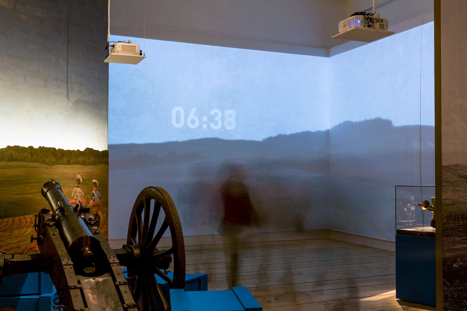 Das Referenzbild für Ausstellungsgestaltung aus der Medieninszenierung „Die Schlacht von Eggmühl“ zeigt eine Medieninszenierung mit einer Projektion.