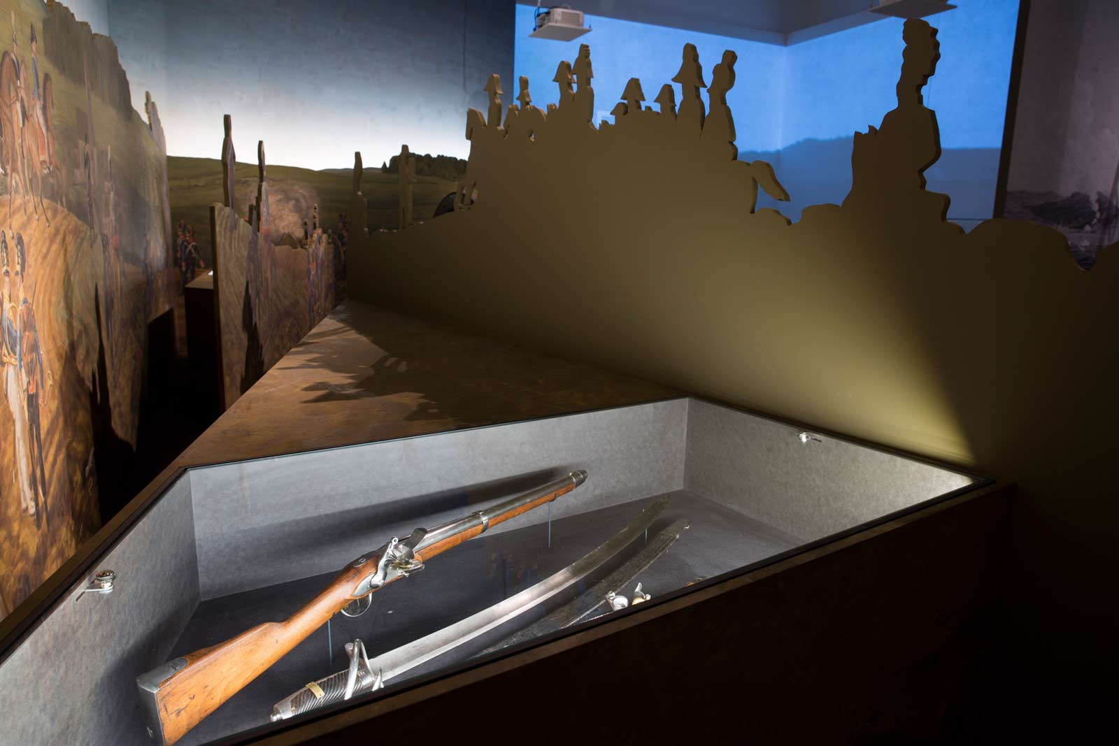 Das Referenzbild für Ausstellungsgestaltung aus der Medieninszenierung „Die Schlacht von Eggmühl“ zeigt eine Exponatpräsentation in einer Bodenvitrine.