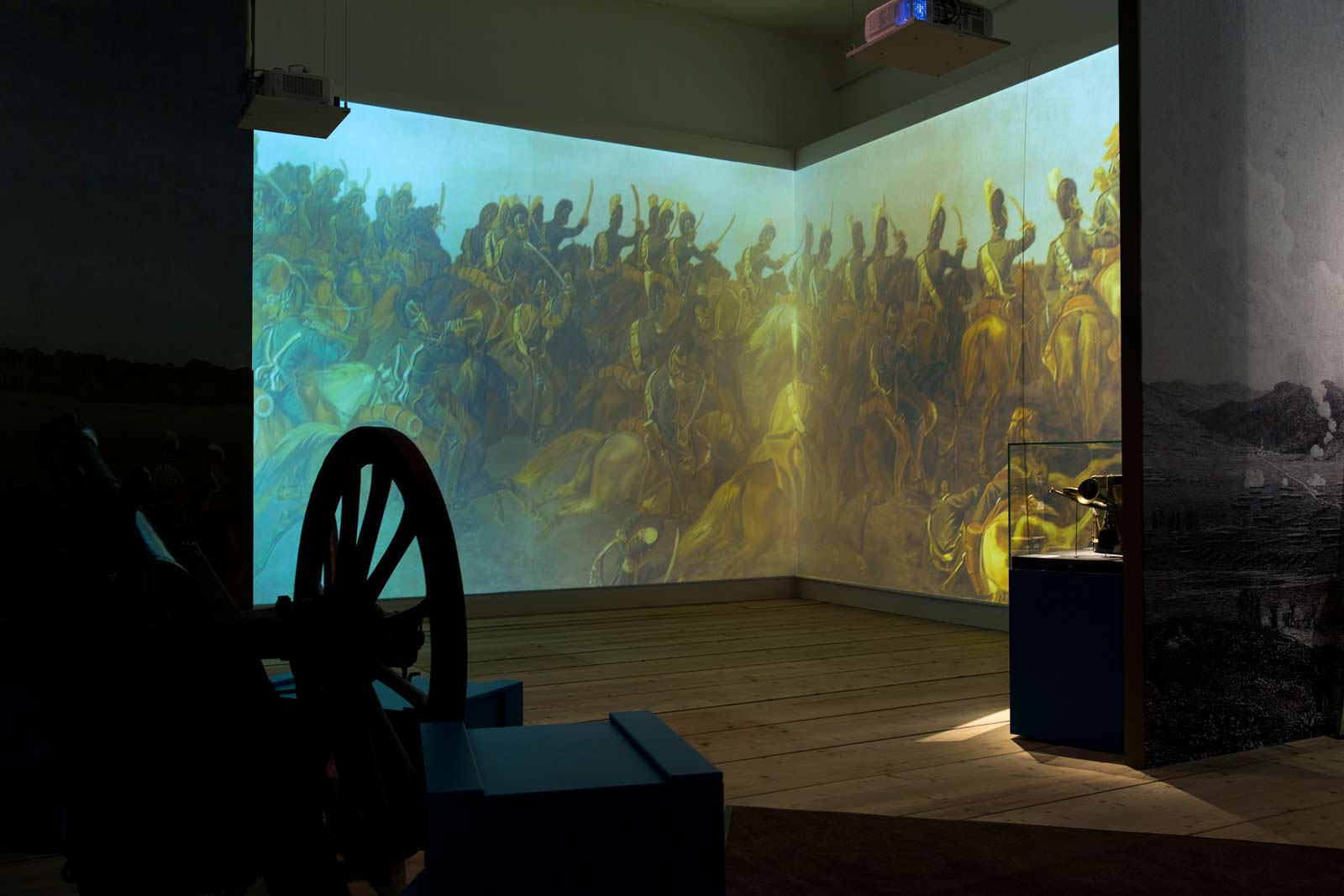 Das Referenzbild für Ausstellungsgestaltung aus der Medieninszenierung „Die Schlacht von Eggmühl“ zeigt ein 360°-Erlebnis mit Klangkulisse.