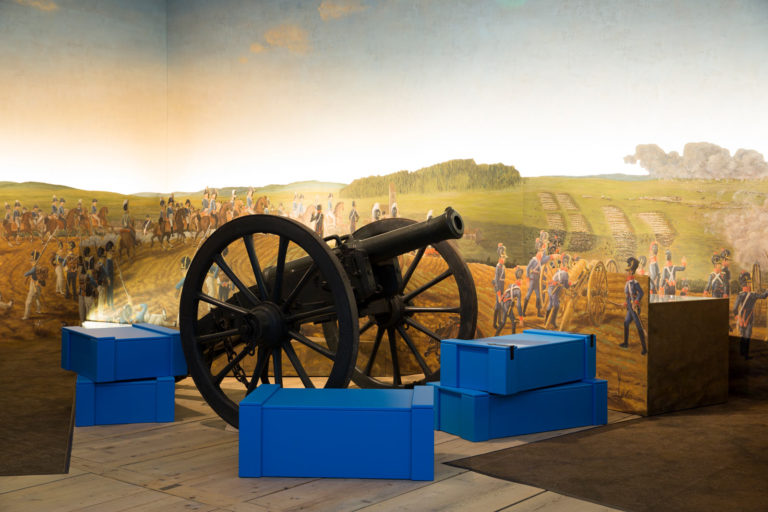 Das Referenzbild für Ausstellungsgestaltung aus derMedieninszenierung „Die Schlacht von Eggmühl“ zeigt eine Medieninszenierung.