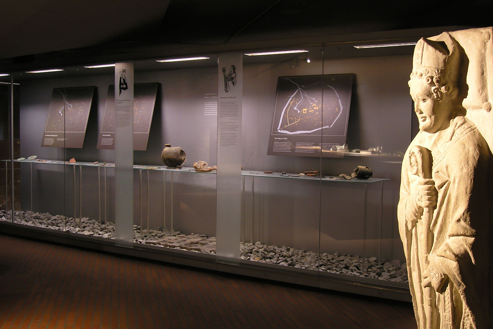 Das Referenzbild für Ausstellungsgestaltung aus der Dauerausstellung „Der Kaiser kehrt zurück“ zeigt eine Exponatpräsentation in der Großraumvitrine.