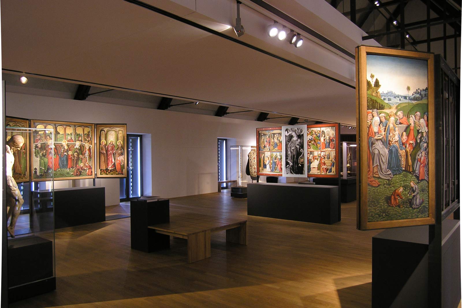 Das Referenzbild für Ausstellungsgestaltung aus der Sonderausstellung „Macht des Wortes“ zeigt eine Exponatpräsentation.