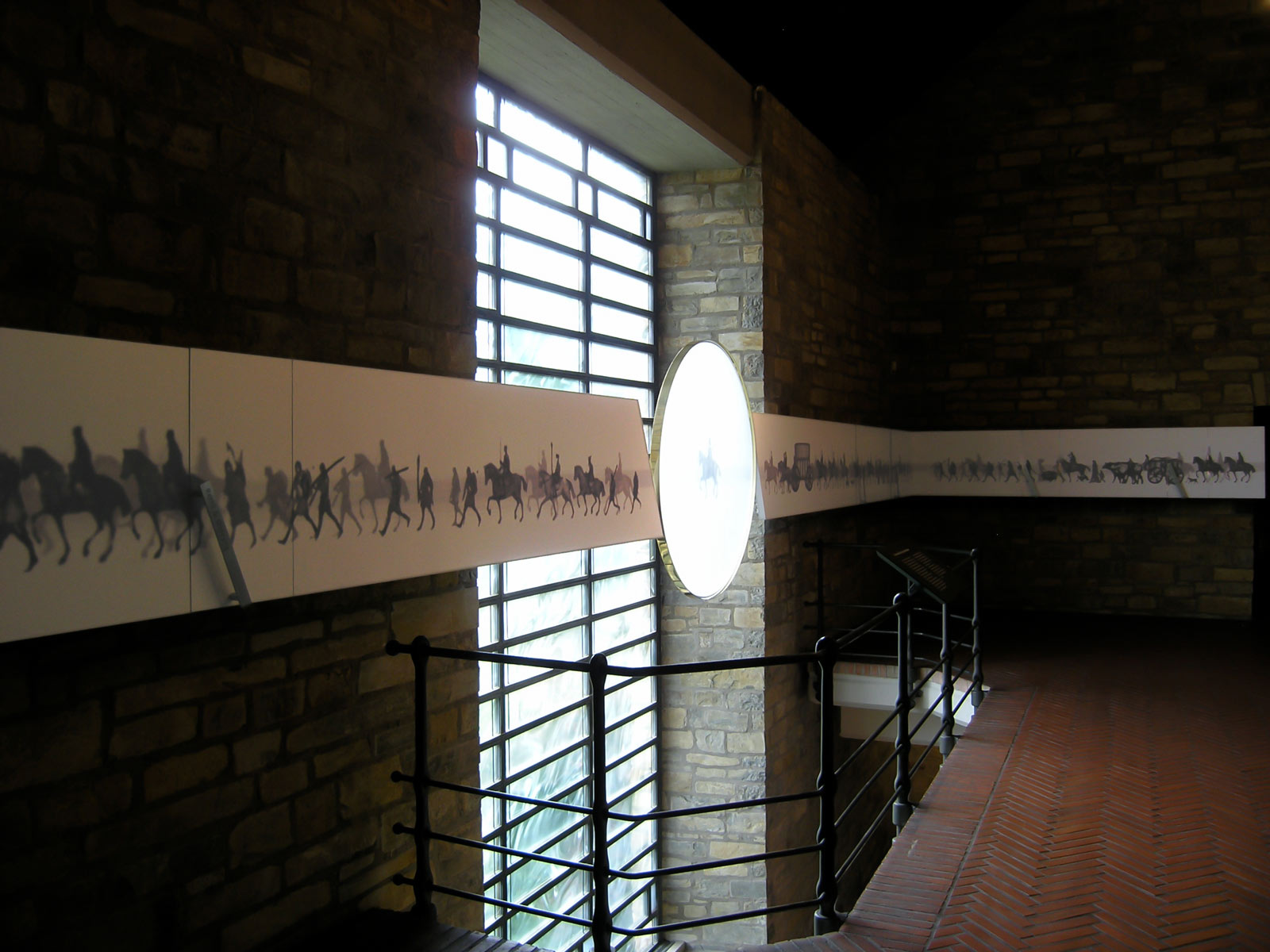 Das Referenzbild für Ausstellungsgestaltung aus der Dauerausstellung „Der Kaiser kehrt zurück“ zeigt eine Rauminszenierung.