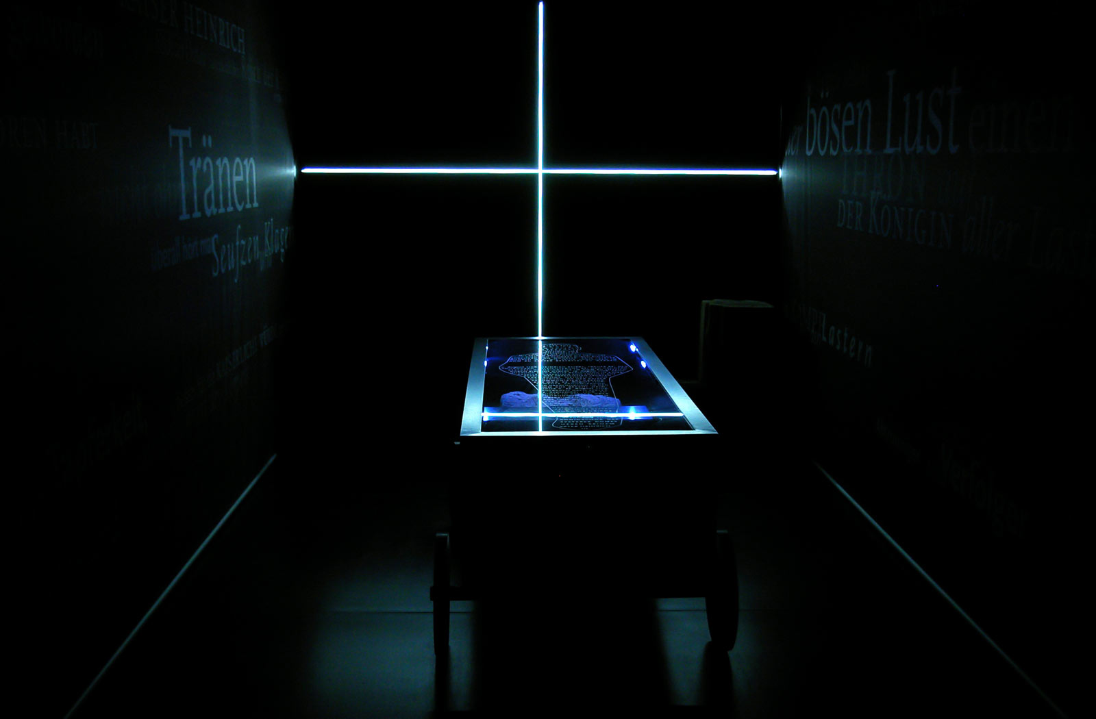 Das Referenzbild für Ausstellungsgestaltung aus der Sonderausstellung „Canossa 1077. Erschütterung der Welt“ zeigt eine Rauminszenierung mit speziellem Lichtdesign.