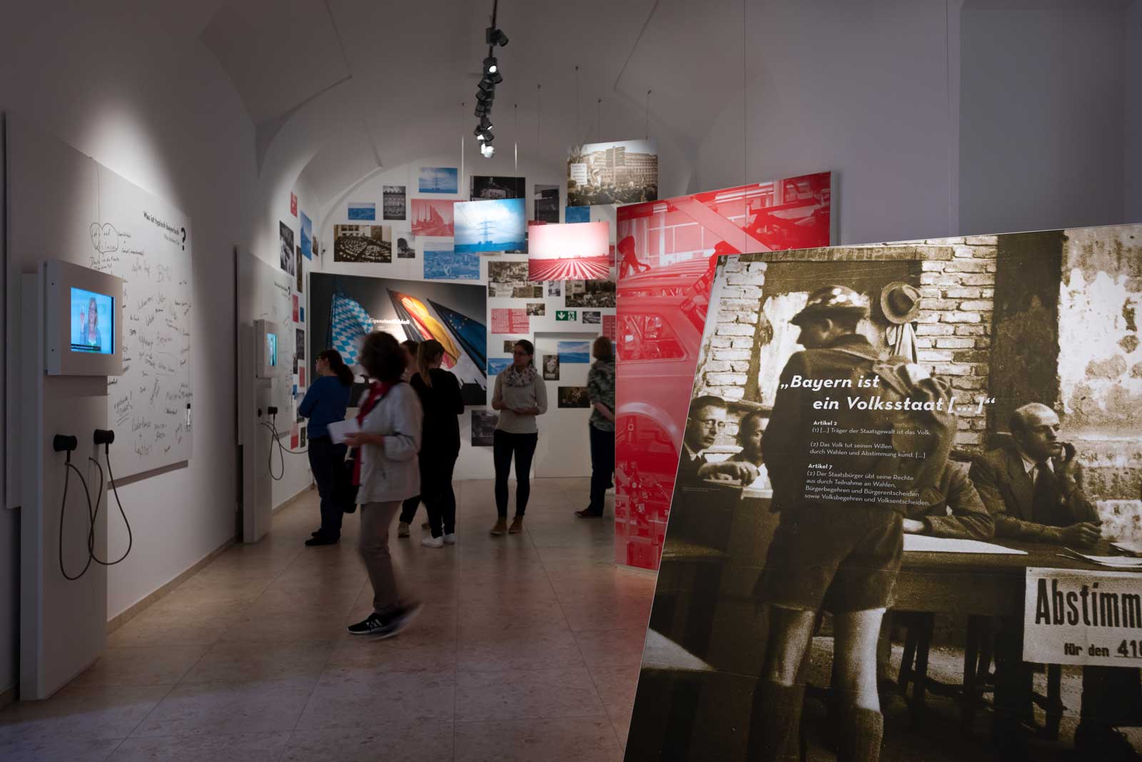 Das Referenzbild für Ausstellungsgestaltung aus der Sonderausstellung Wald, Gebirg und Königstraum – Mythos Bayern zeigt eine Medienstation mit Whiteboard.