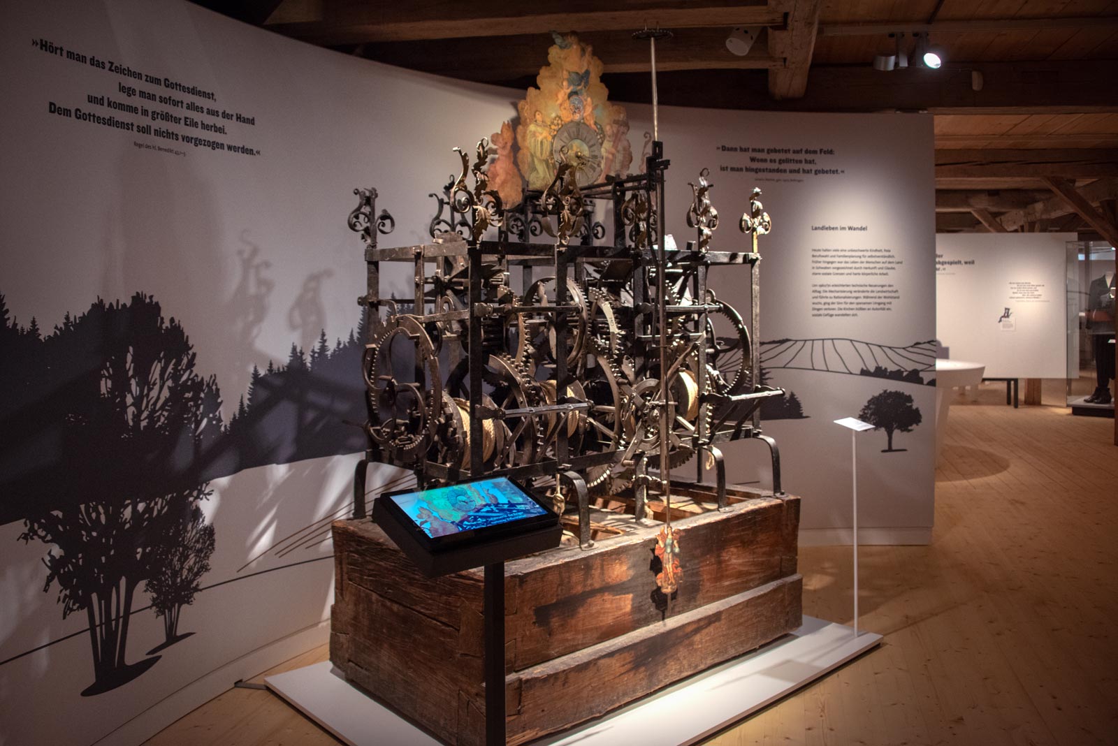 Das Referenzbild für Ausstellungsgestaltung aus der Dauerausstellung Tradition und Umbruch zeigt eine Medienstation mit Raumton.