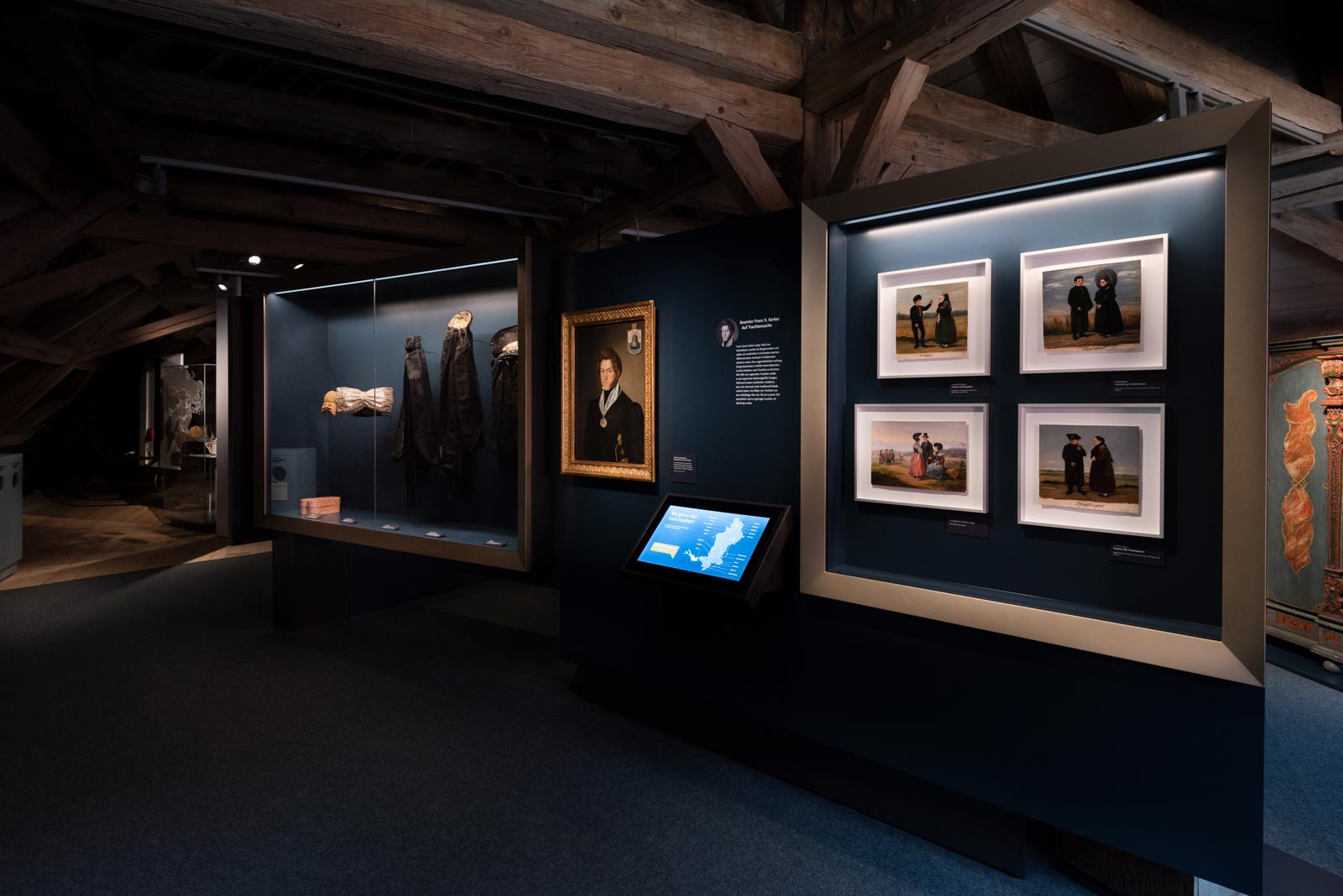 Das Referenzbild für Ausstellungsgestaltung aus der Dauerausstellung Tradition und Umbruch zeigt eine Exponatpräsentation mit Einbauvitrine und einer interaktiven Karte.