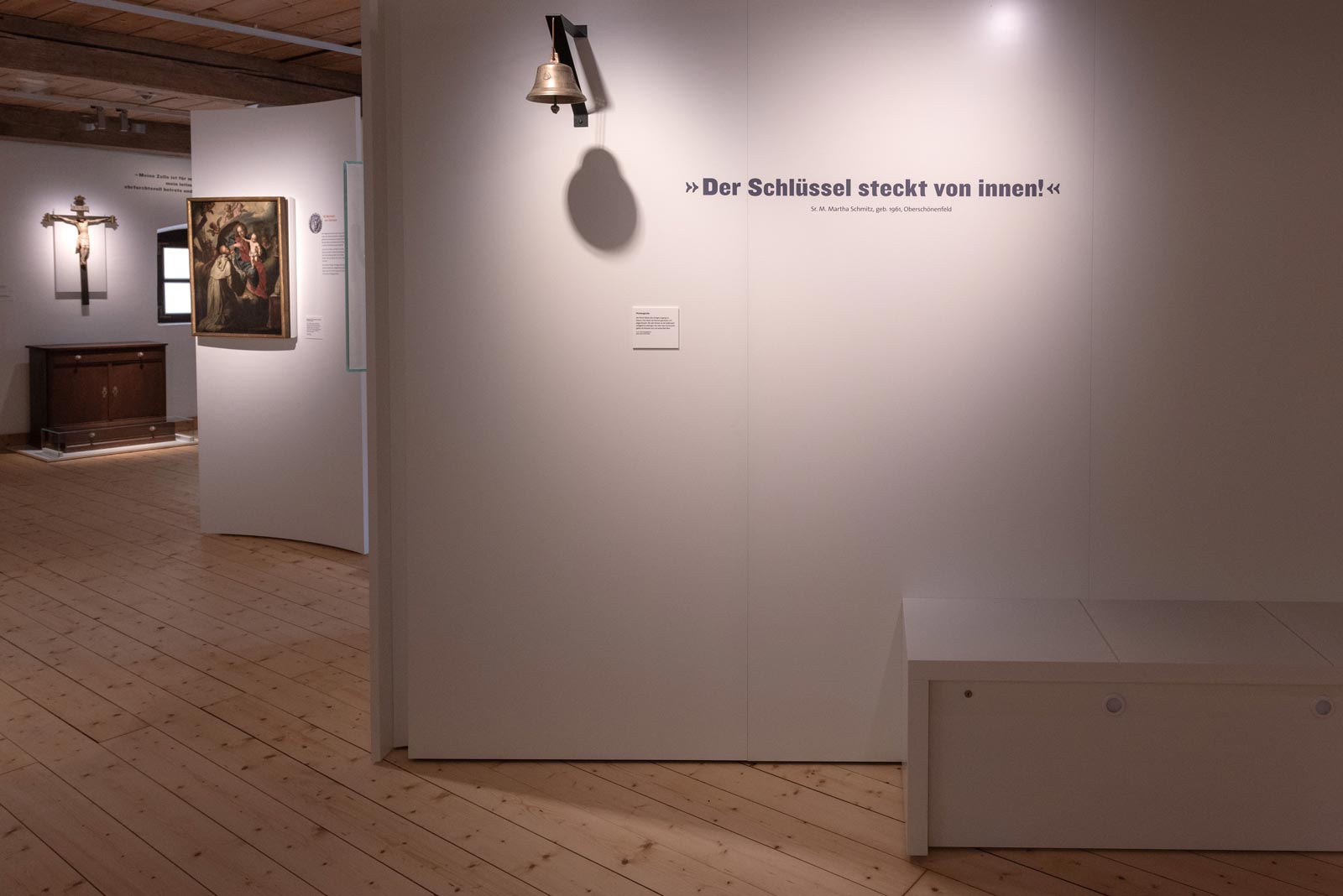 Das Referenzbild für Ausstellungsgestaltung aus der Dauerausstellung Tradition und Umbruch zeigt eine Rauminszenierung.