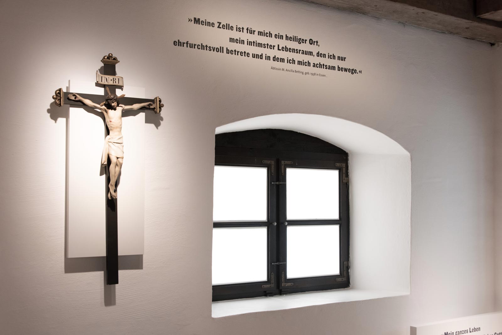 Das Referenzbild für Ausstellungsgestaltung aus der Dauerausstellung Tradition und Umbruch zeigt die Inszenierung einer stilisierten Klosterzelle.