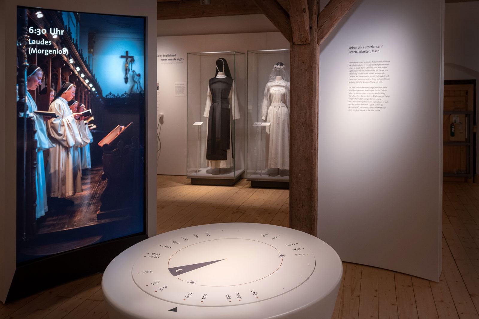 Das Referenzbild für Ausstellungsgestaltung aus der Dauerausstellung Tradition und Umbruch zeigt eine Hands-on-Station und Ganzglas-Vitrinen.