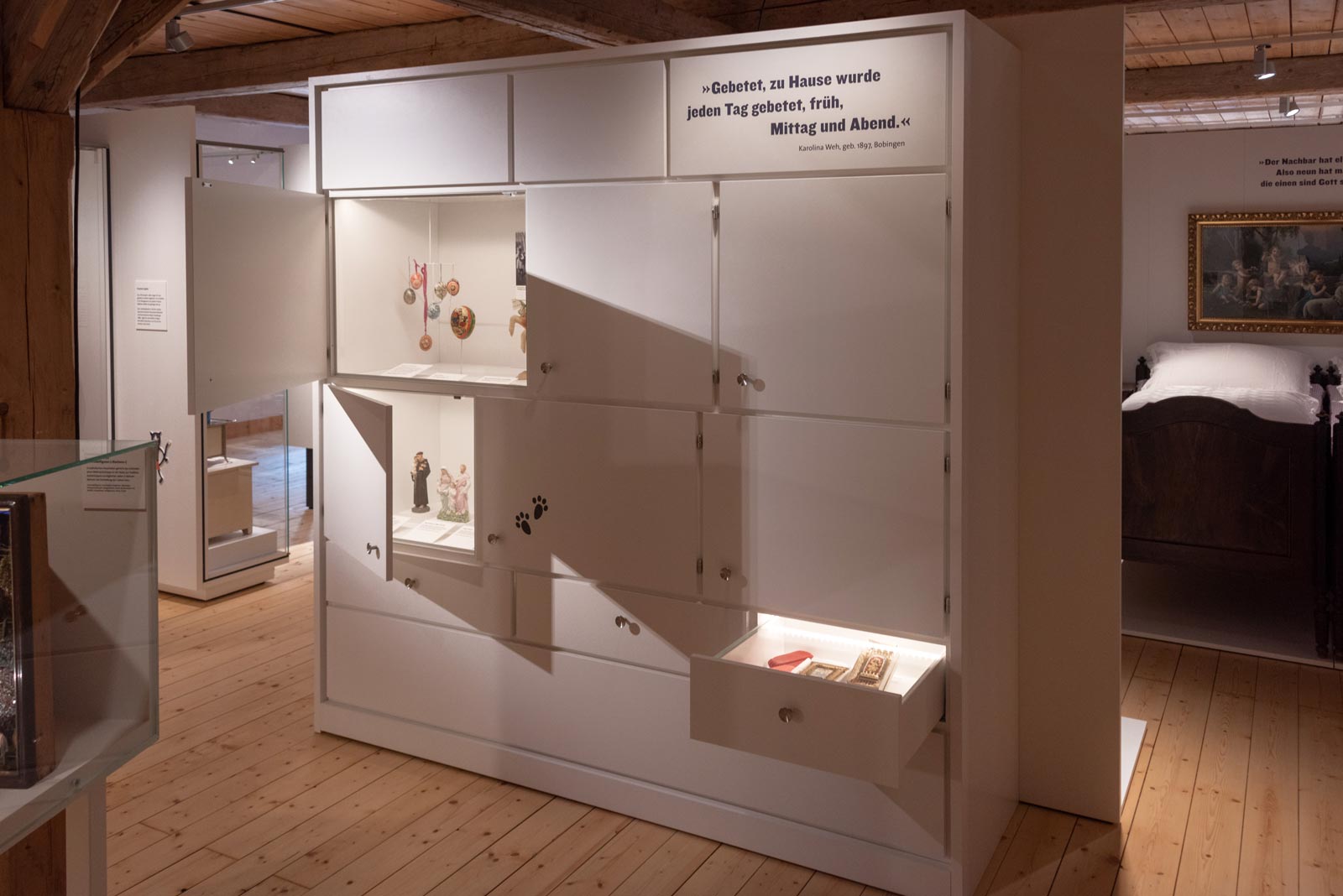 Das Referenzbild für Ausstellungsgestaltung aus der Dauerausstellung Tradition und Umbruch zeigt eine Hands-on-Station und eine Schrankvitrine.