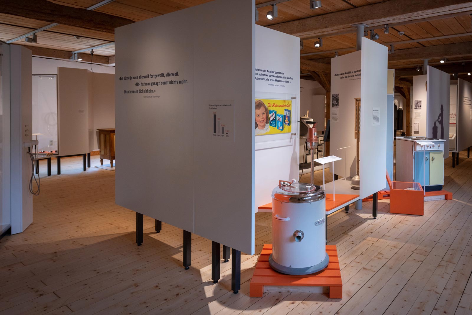 Das Referenzbild für Ausstellungsgestaltung aus der Dauerausstellung Tradition und Umbruch zeigt den Ausstellungsparcours mit einer Exponatpräsentation.