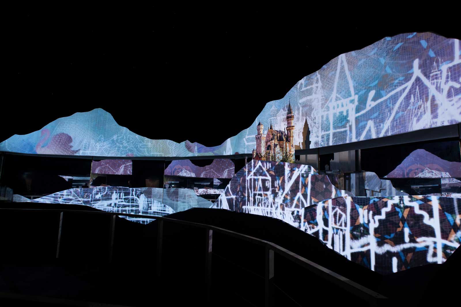 Das Referenzbild aus der Medieninszenierung Ludwig II. – gebaute und ungebaute Träume zeigt die 360°-Projektion der Medieninszenierung „Königsschlösser“.