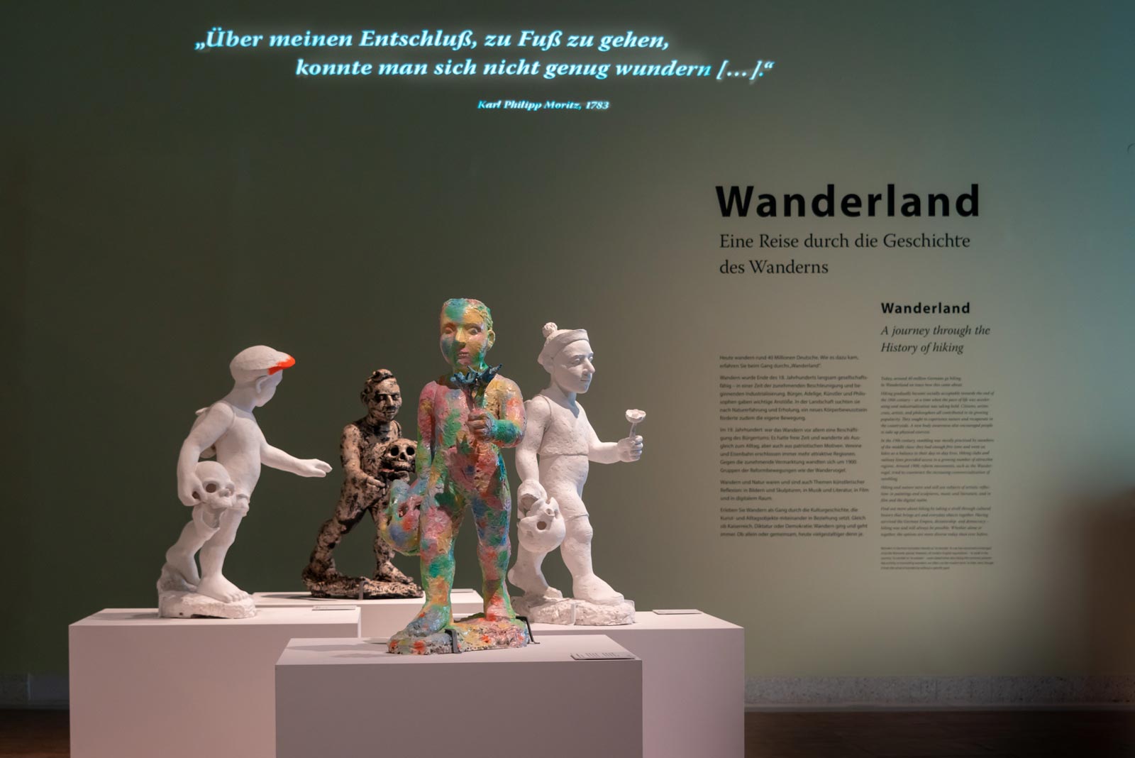 Das Referenzbild für Ausstellungsgestaltung aus der Sonderausstellung Wanderland zeigt die Eingangsinszenierung