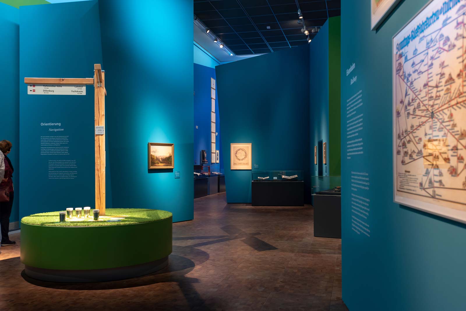 Das Referenzbild für Ausstellungsgestaltung aus der Sonderausstellung Wanderland zeigt das markante Farbkonzept des Ausstellungsrundgangs.