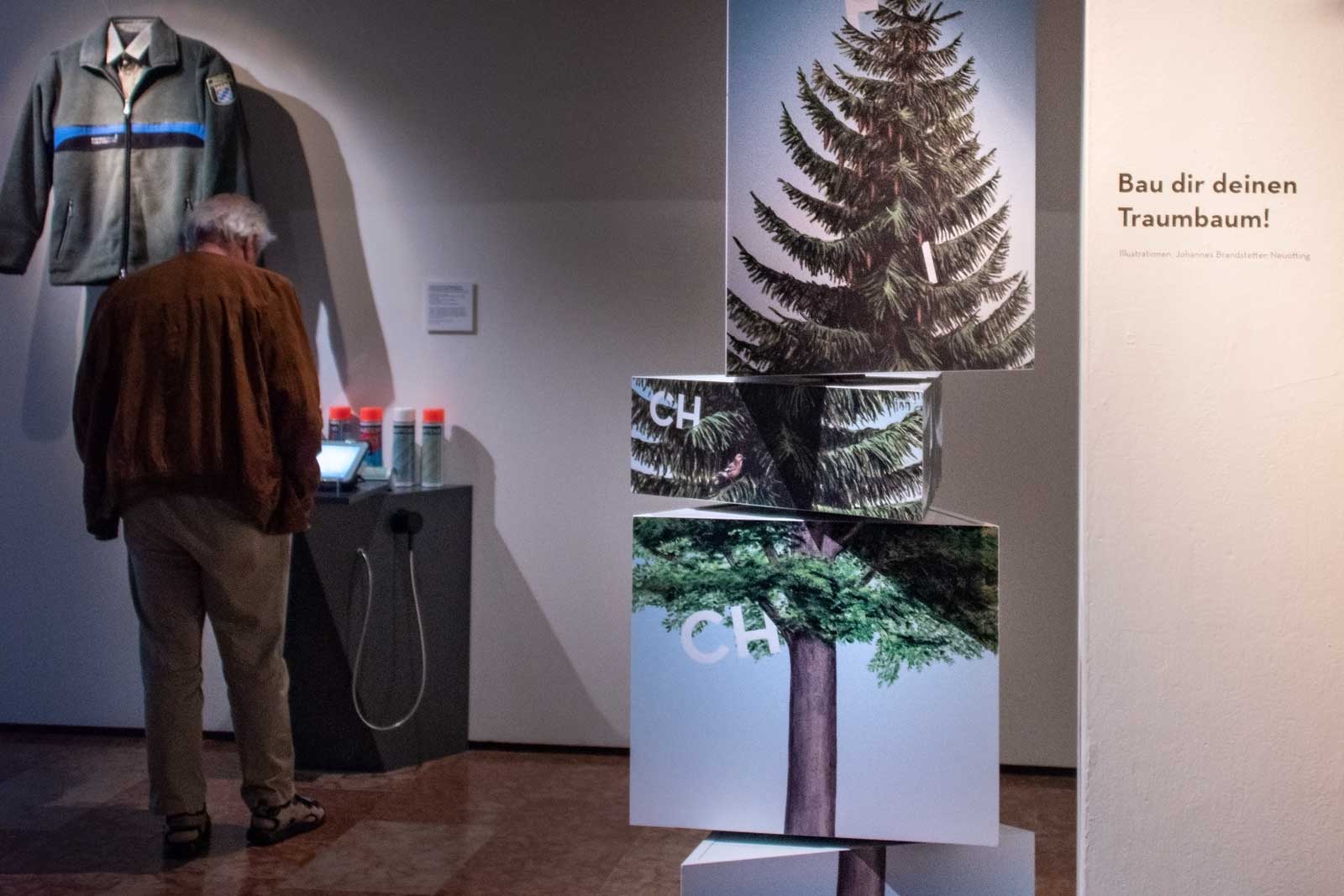 Das Referenzbild für Ausstellungsgestaltung aus der Sonderausstellung Wald, Gebirg und Königstraum – Mythos Bayern zeigt eine Hands-on-Station mit einem Baum-Puzzle.