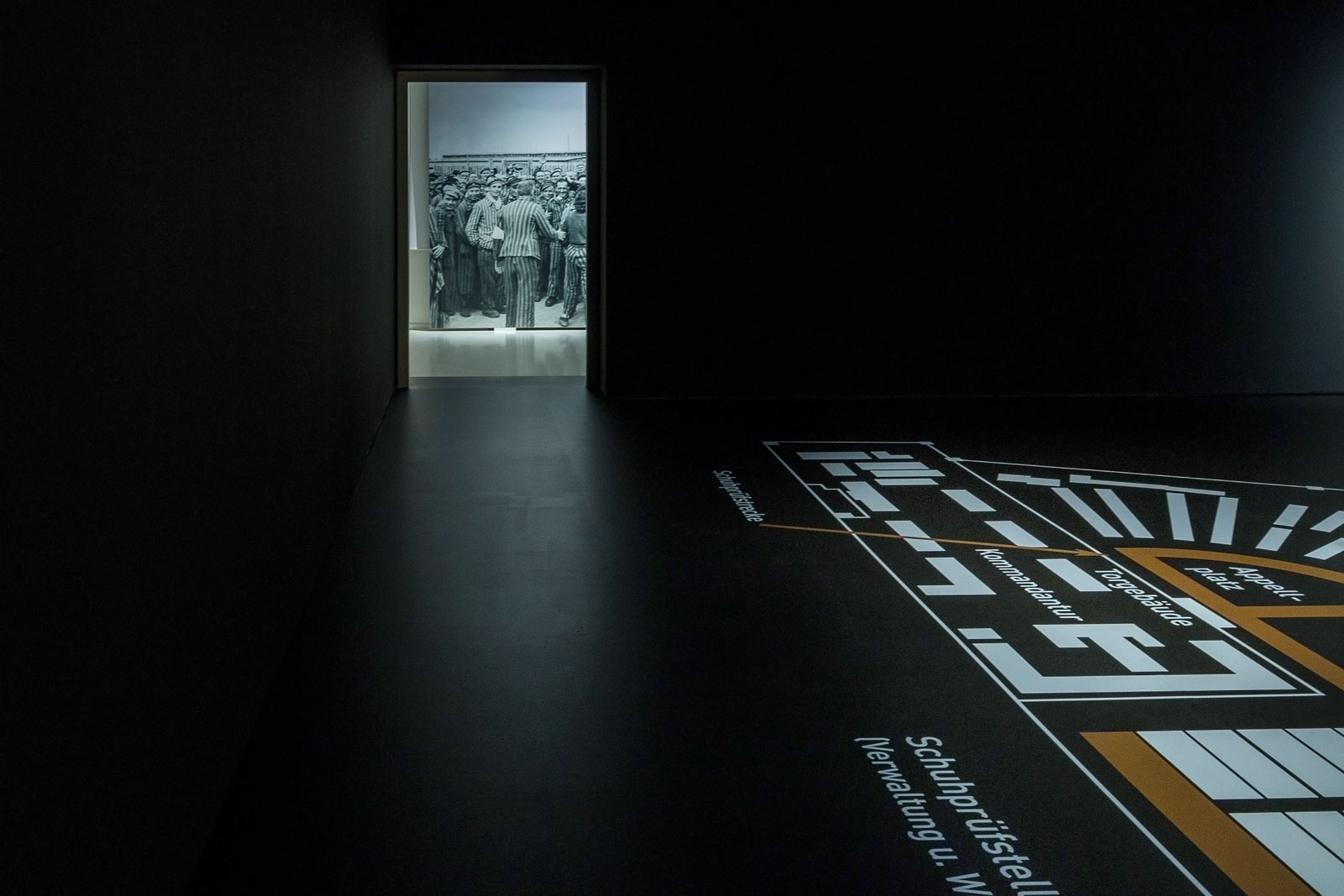 Das Referenzbild für Ausstellungsgestaltung aus der Sonderausstellung „Glanz und Grauen. Mode im Dritten Reich“ zeigt eine Raumgrafik.