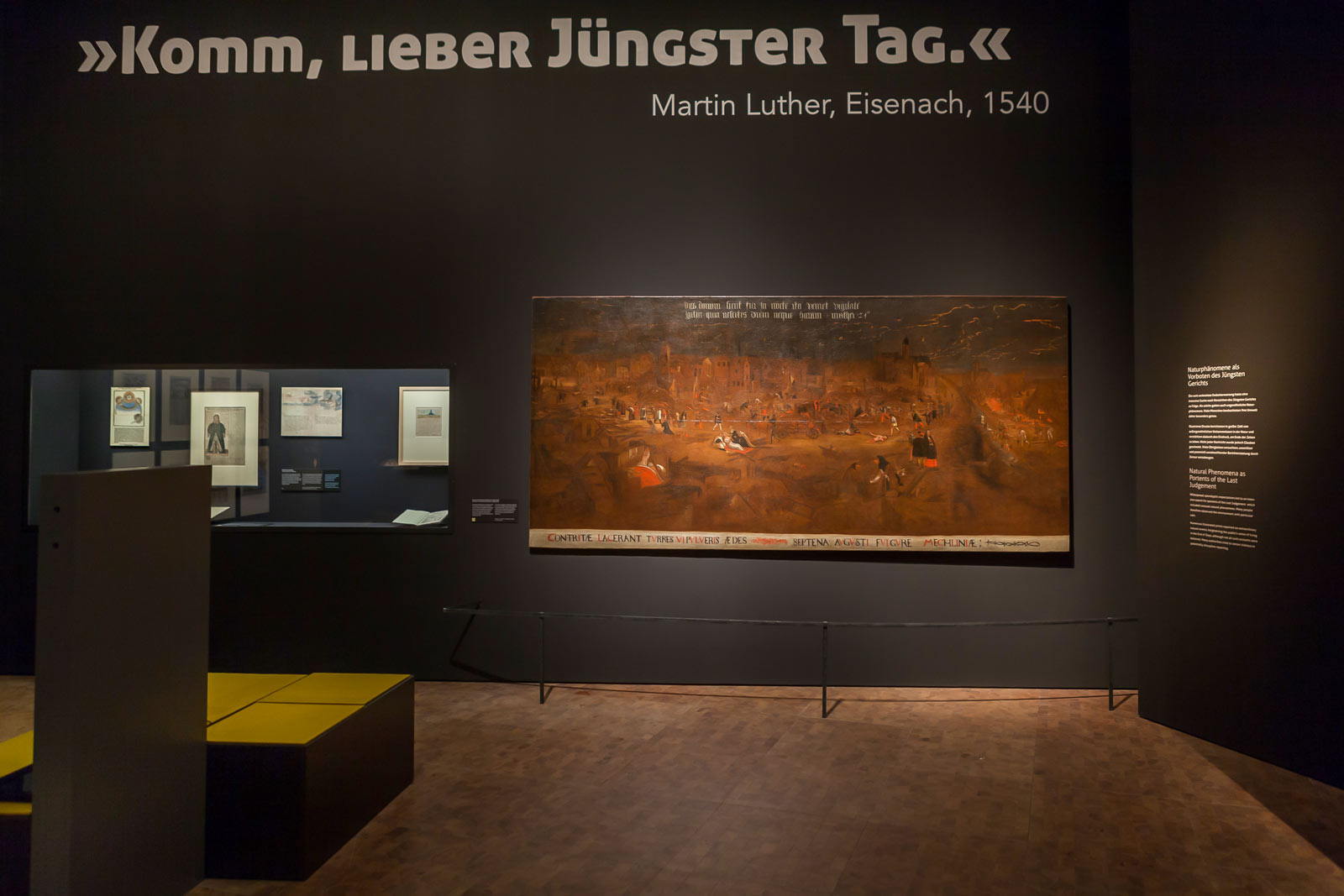 Das Referenzbild für Ausstellungsgestaltung aus der Sonderausstellung Luther, Kolumbus und die Folgen zeigt eine Einbauvitrine mit Annäherungsschutz.