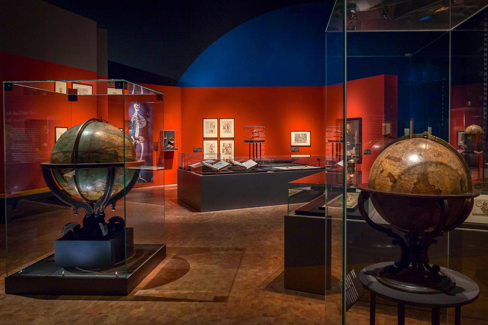 Das Referenzbild für Ausstellungsgestaltung aus der Sonderausstellung Luther, Kolumbus und die Folgen zeigt einen historischen Globus in einer Ganzglasvitrine.
