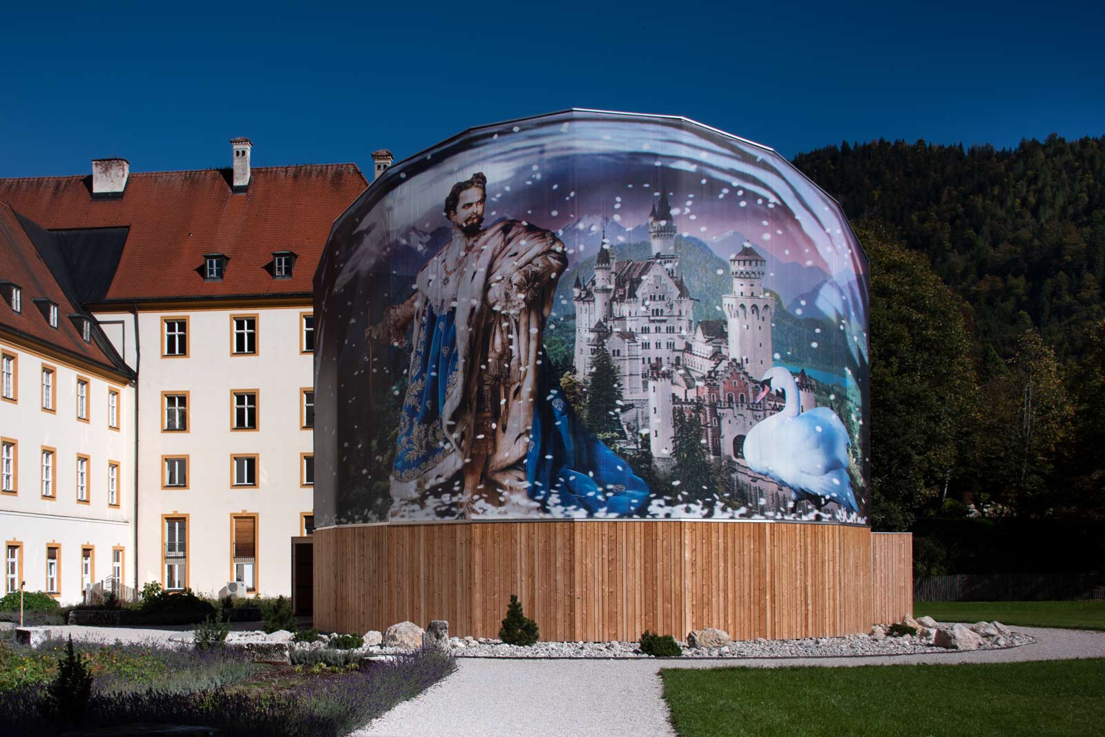 Das Referenzbild aus der Medieninszenierung Ludwig II. – gebaute und ungebaute Träume zeigt eine stilisierte Schneekugel.