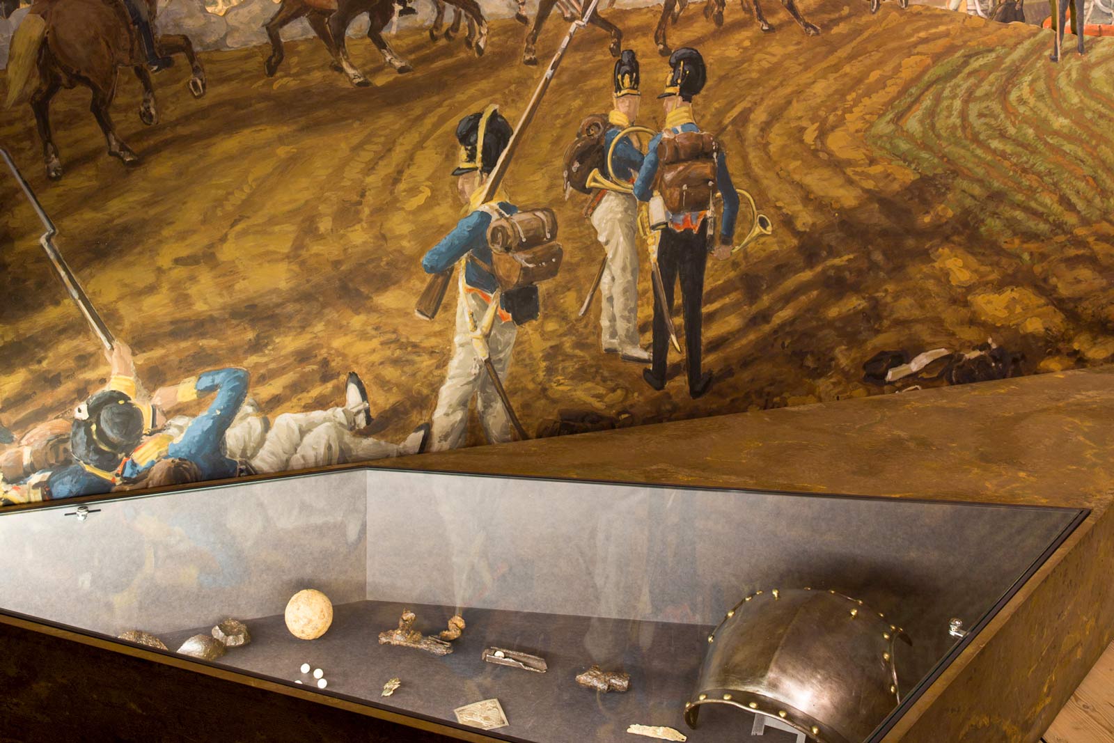 Das Referenzbild für Ausstellungsgestaltung aus der Medieninszenierung „Die Schlacht von Eggmühl“ zeigt eine Exponatpräsentation in der Bodenvitrine.