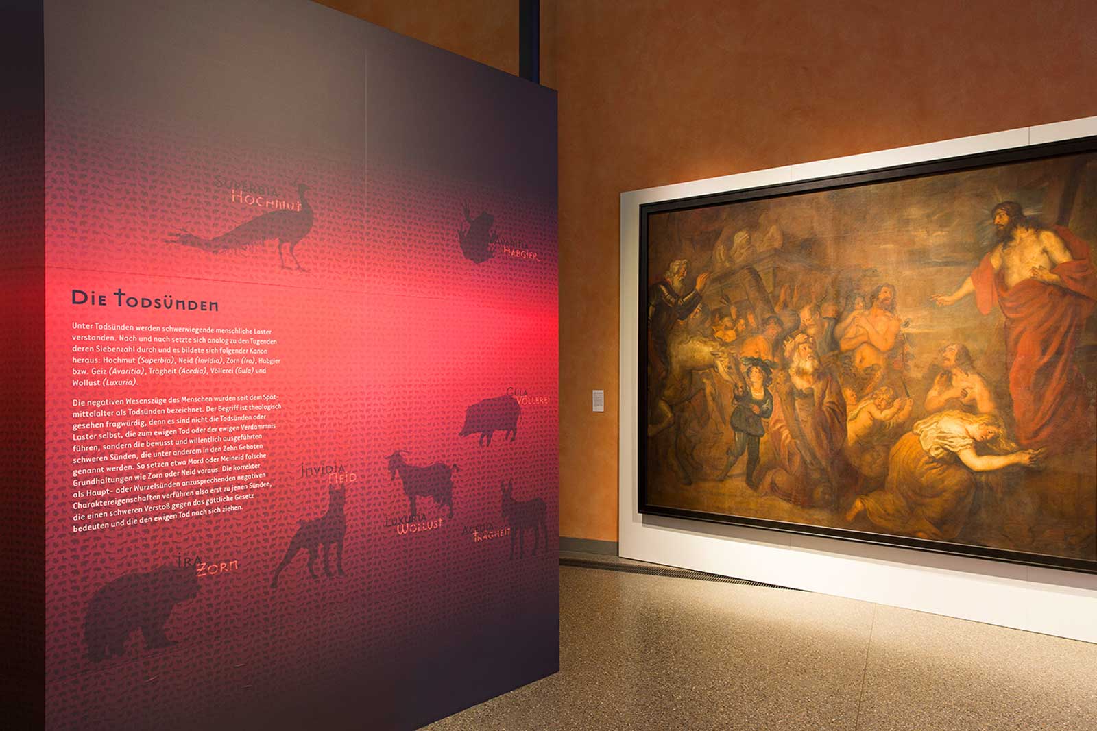 Das Referenzbild für Ausstellungsgestaltung aus der Sonderausstellung „Die 7 Todsünden“ zeigt den Ausstellungsauftakt.