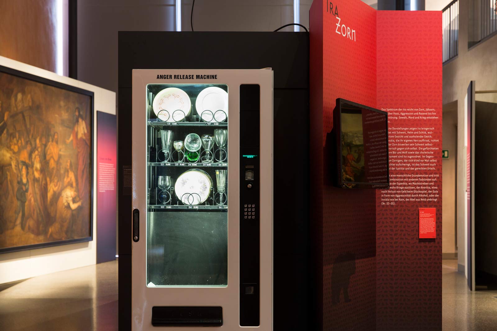 Das Referenzbild für Ausstellungsgestaltung aus der Sonderausstellung „Die 7 Todsünden“ zeigt ein Kunstautomat.