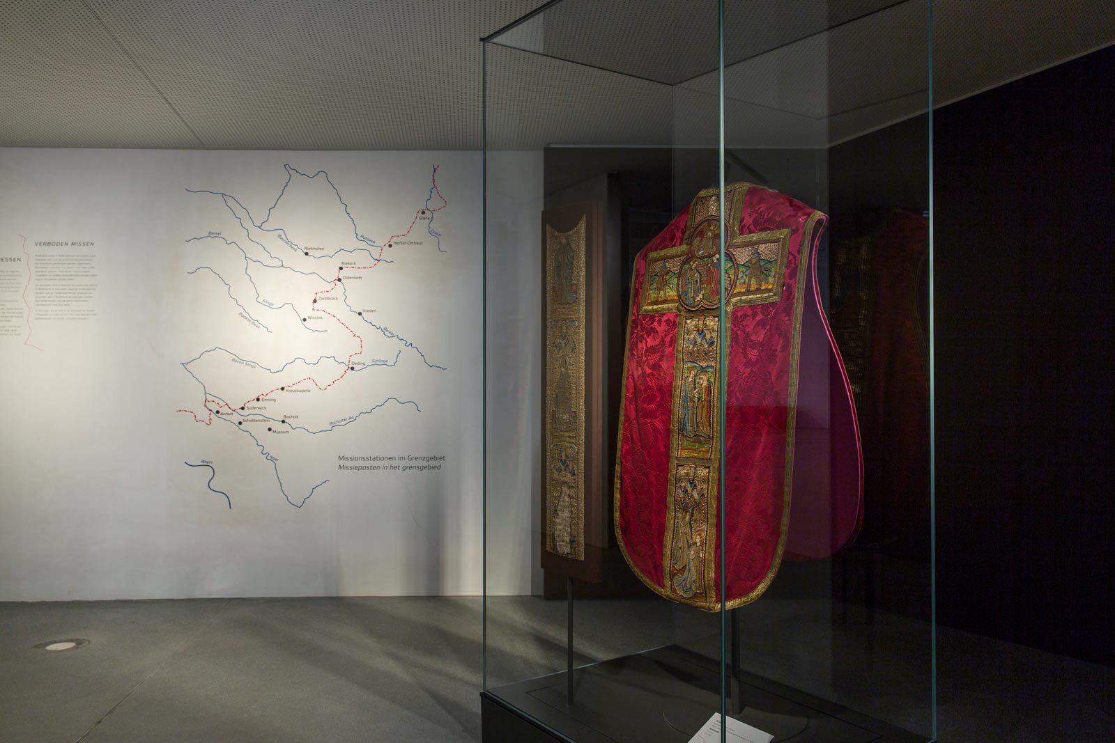 Das Referenzbild für Ausstellungsgestaltung aus der Dauerausstellung Grenze zeigt eine Exponatpräsentation in einer Ganzglasvitrine.