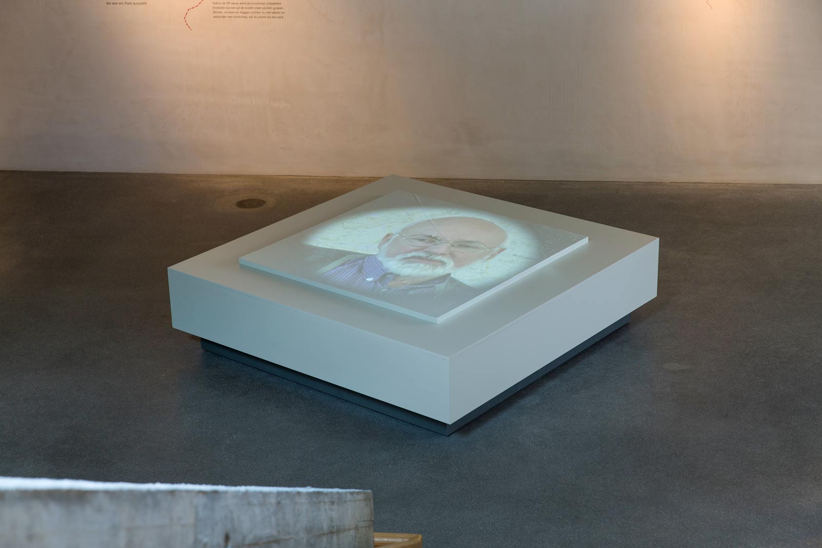 Das Referenzbild für Ausstellungsgestaltung aus der Dauerausstellung Grenze zeigt eine Medieninszenierung mit Projektion.