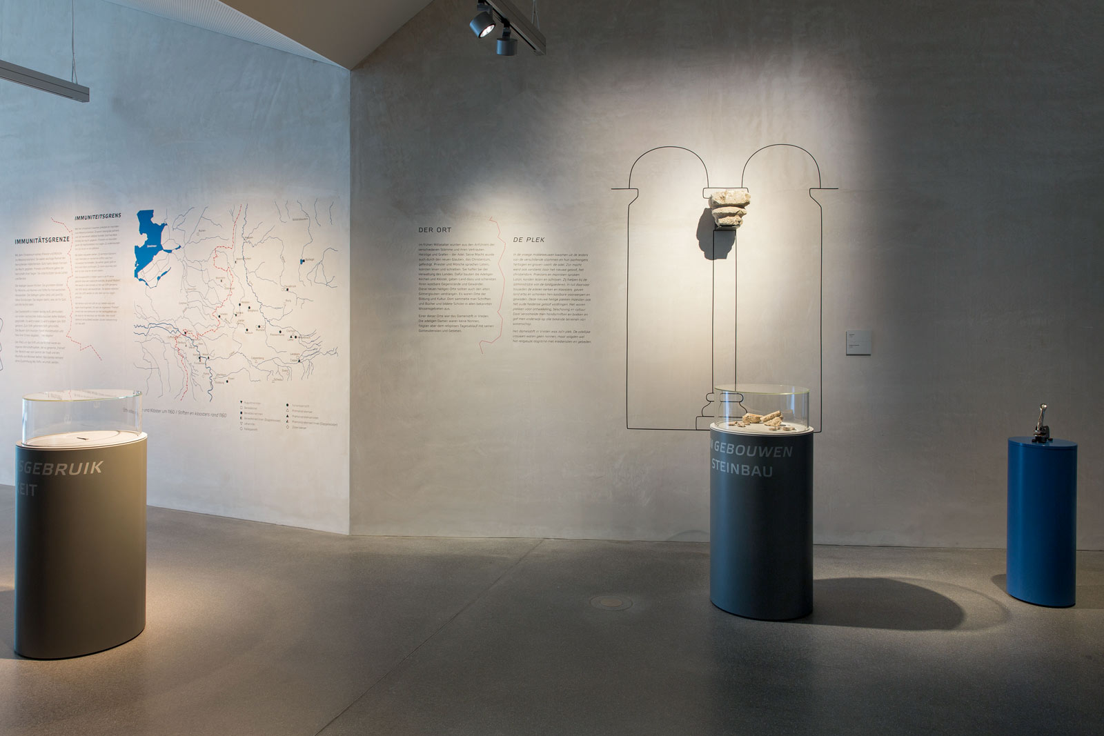 Das Referenzbild für Ausstellungsgestaltung aus der Dauerausstellung Grenze zeigt eine Rauminszenierung.